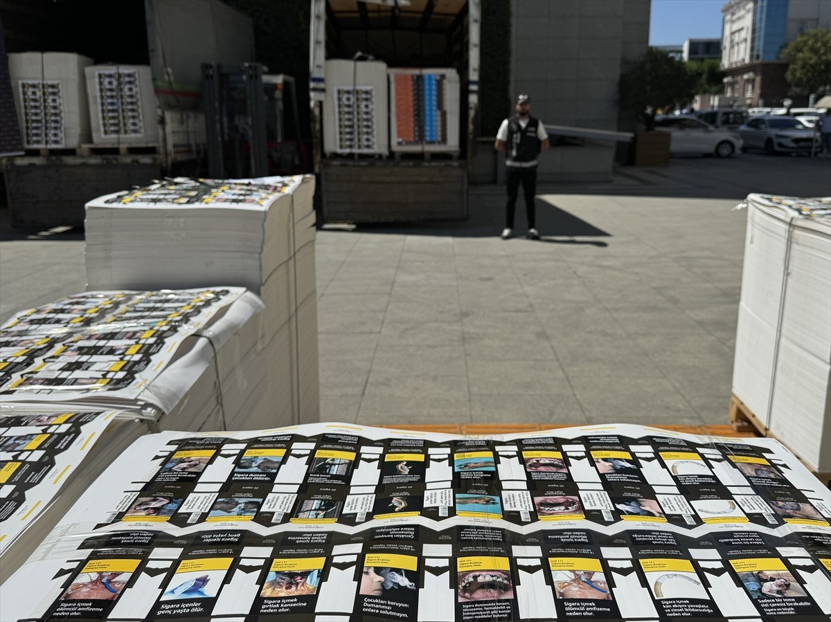 İstanbul'da bir matbaaya düzenlenen operasyonda çeşitli markalara ait 2 milyon sahte sigara...