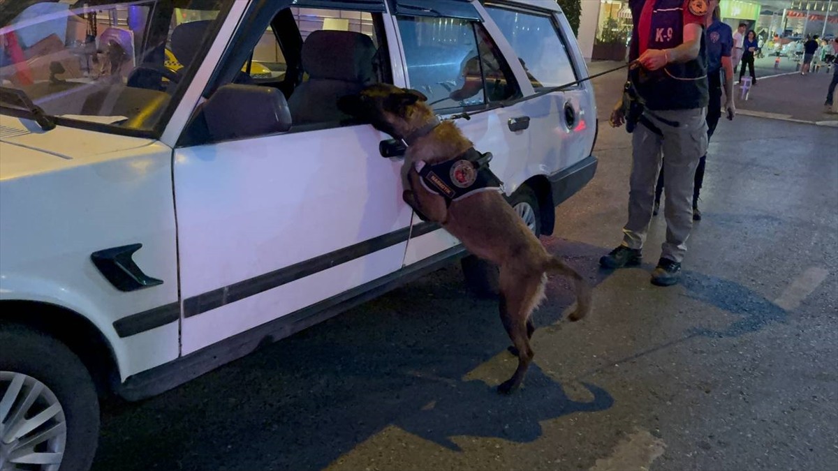  İstanbul'da polis ekipleri, kent genelinde helikopter destekli "huzur uygulaması" yaptı. 