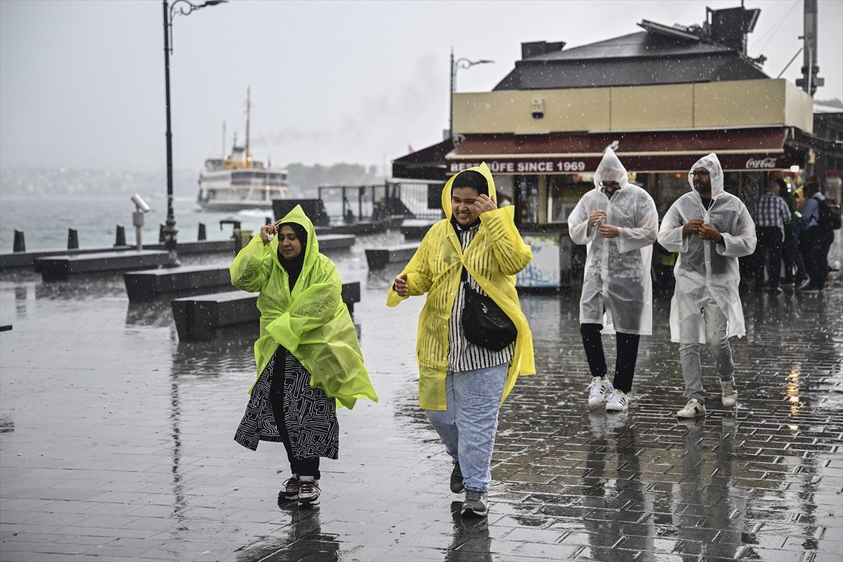 İstanbul'un bazı bölgelerinde sağanak hayatı olumsuz etkiliyor.