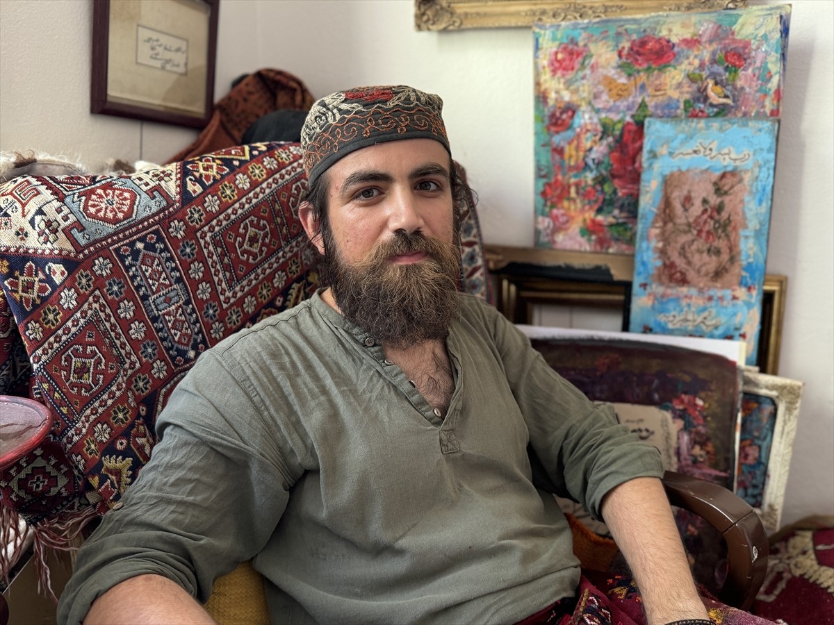 İstanbul başta olmak üzere birçok şehri gezerek sokakları resmeden genç ressam Faruk Erçetin, AA...