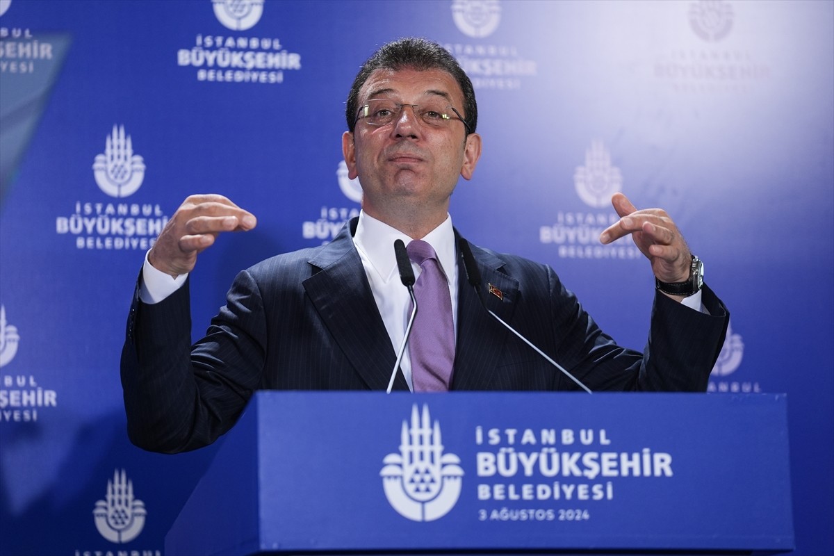 İstanbul Büyükşehir Belediye (İBB) Başkanı Ekrem İmamoğlu, İBB Başkanlığında düzenlediği basın...