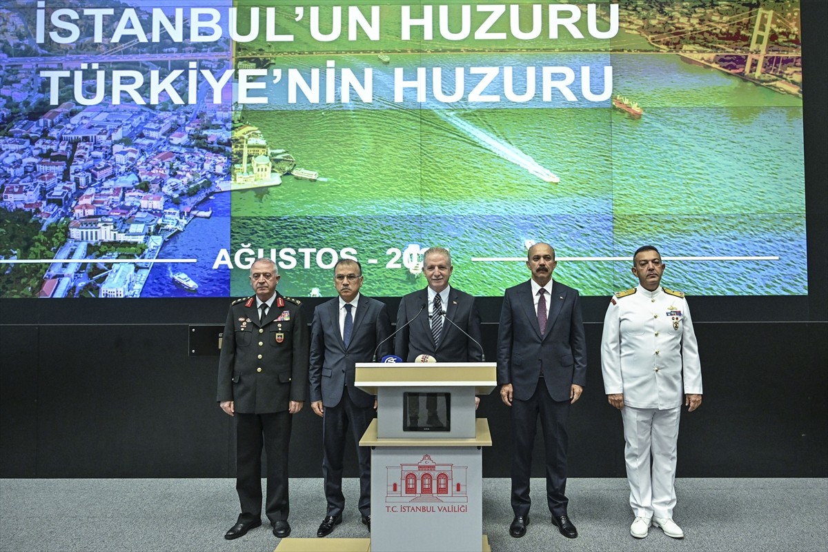 İstanbul Valisi Davut Gül, Hasdal'da İstanbul İl Afet ve Acil Durum Müdürlüğü (AFAD) Toplantı...