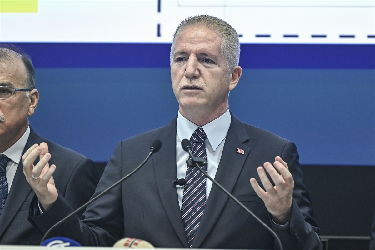 İstanbul Valisi Davut Gül, Hasdal'da İstanbul İl Afet ve Acil Durum Müdürlüğü (AFAD) Toplantı...