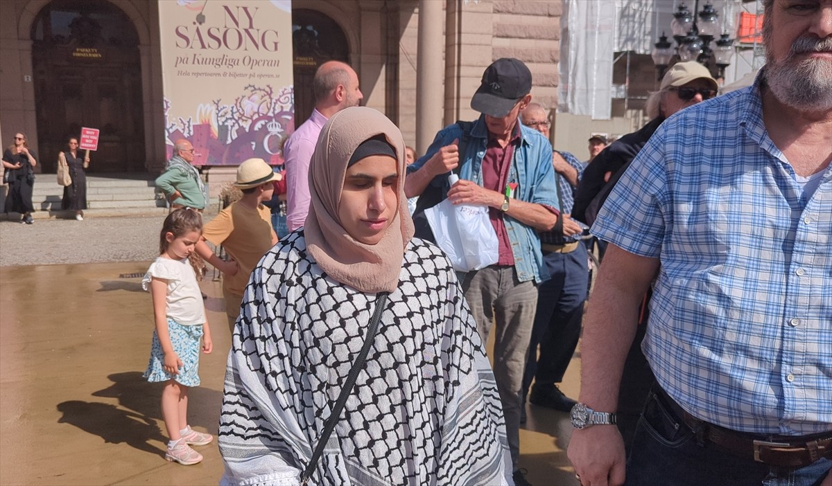 İsveç'in başkenti Stockholm'de Dışişleri Bakanlığı önünde toplanan Filistin destekçisi grup...