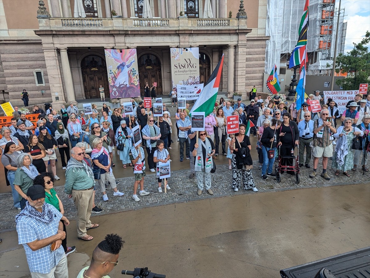 İsveç'in başkenti Stockholm'de Dışişleri Bakanlığı önünde toplanan Filistin destekçisi grup...