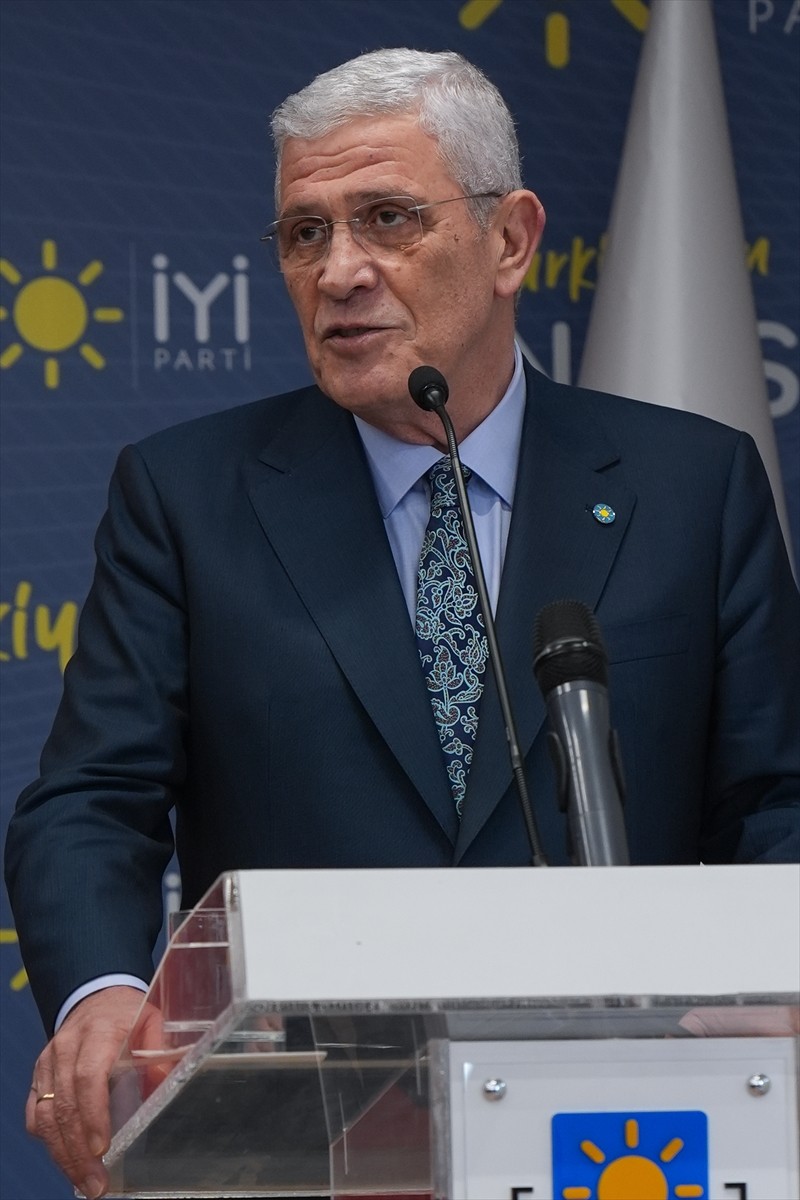 ⁠İYİ Parti Genel Başkanı Müsavat Dervişoğlu (sağda), Yeniden Refah Partisi Genel Başkanı Fatih...