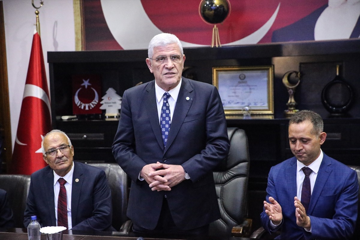 İYİ Parti Genel Başkanı Müsavat Dervişoğlu (solda), Mersin'in Çamlıyayla ilçesinde temaslarda...