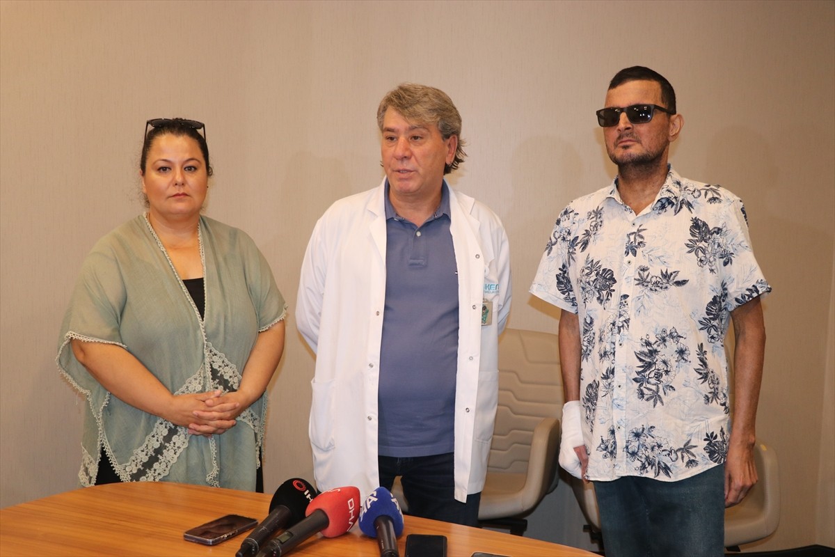 İzmir'de kemik iliği nakli öncesinde hastanede Güneş Özkaya Çamur (solda) ile evlenen İlker Çamur...