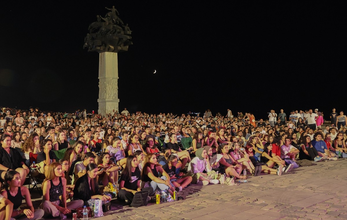İzmir'de vatandaşlar, A Milli Kadın Voleybol Takımı'nın Paris 2024 Olimpiyat Oyunları'nda İtalya...