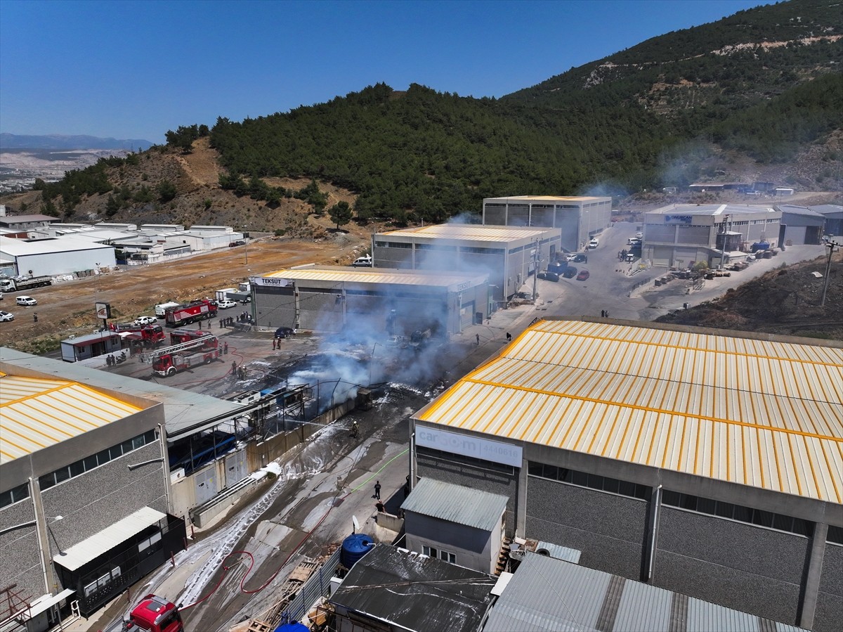 İzmir'in Bornova ilçesinde, sanayi sitesinde çıkan yangın ekiplerin müdahalesiyle kontrol altına...