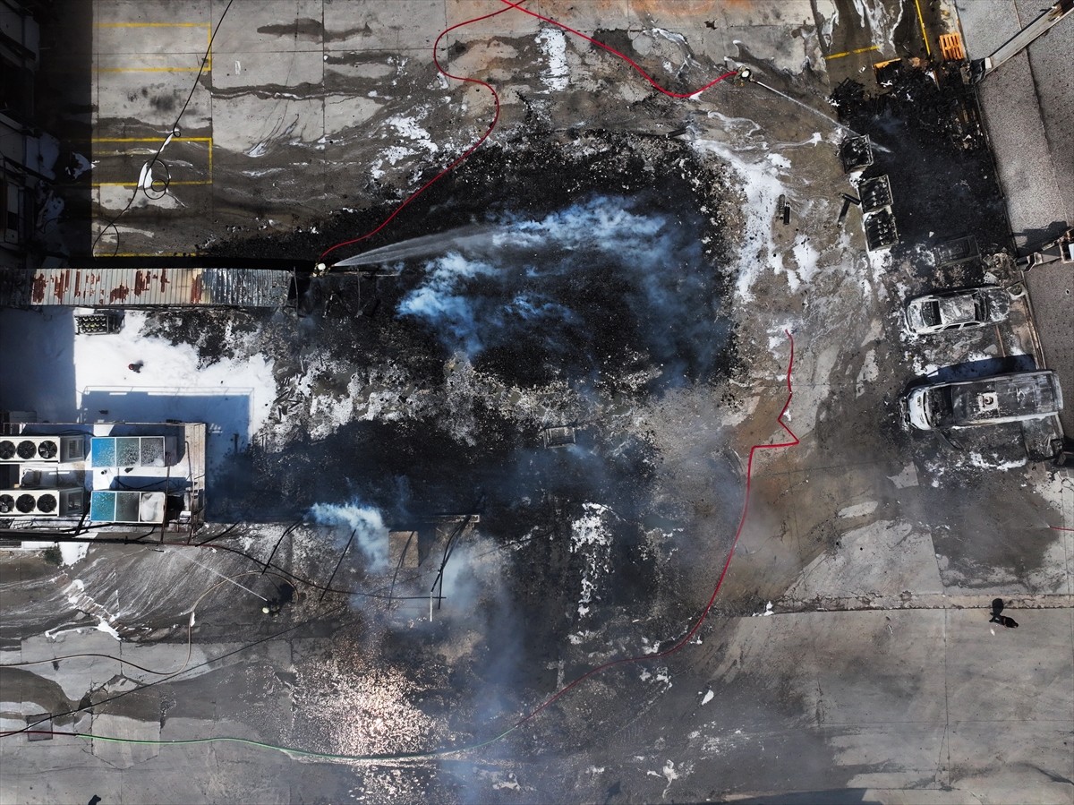 İzmir'in Bornova ilçesinde, sanayi sitesinde çıkan yangın ekiplerin müdahalesiyle kontrol altına...