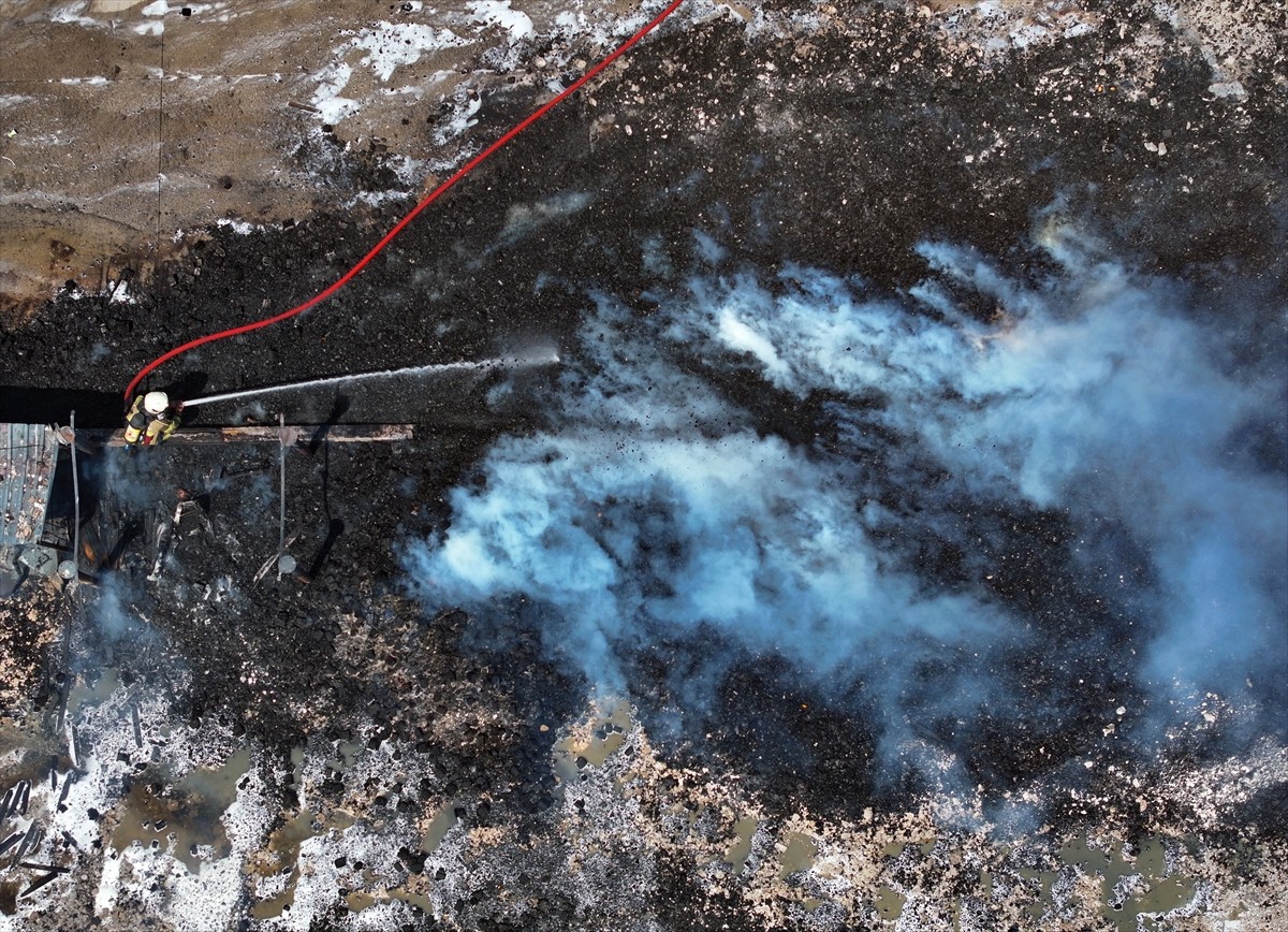 İzmir'in Bornova ilçesinde, sanayi sitesinde çıkan yangın ekiplerin müdahalesiyle kontrol altına...