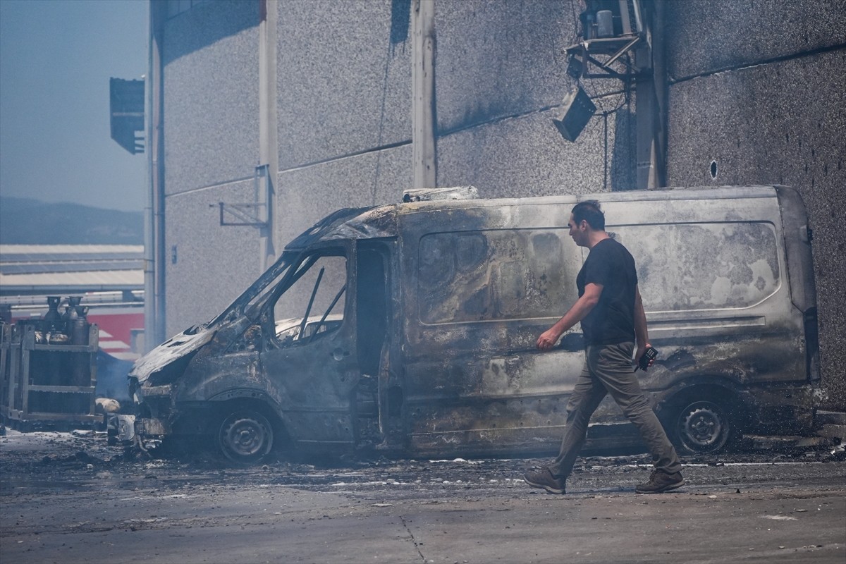 İzmir'in Bornova ilçesinde, sanayi sitesinde çıkan yangın ekiplerin müdahalesiyle kontrol altına...