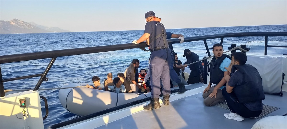 İzmir'in Dikili ve Seferihisar ilçeleri açıklarında Yunanistan unsurlarınca Türk kara sularına...