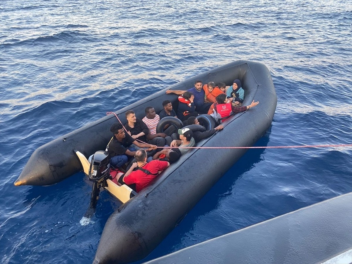 İzmir'in Foça ilçesi açıklarında 3'ü çocuk 15 düzensiz göçmen yakalandı.