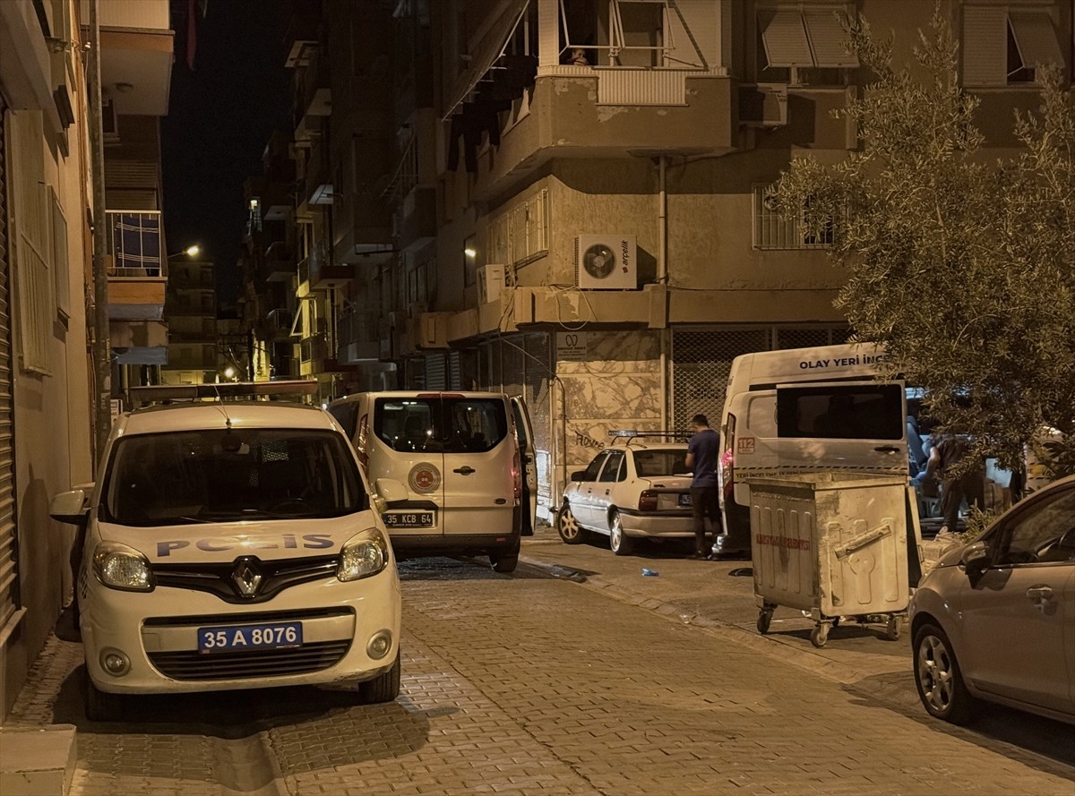 İzmir'in Karşıyaka ilçesinde evinde çıkan kavga sonucu tüfekle vurulan kişi hayatını kaybetti....