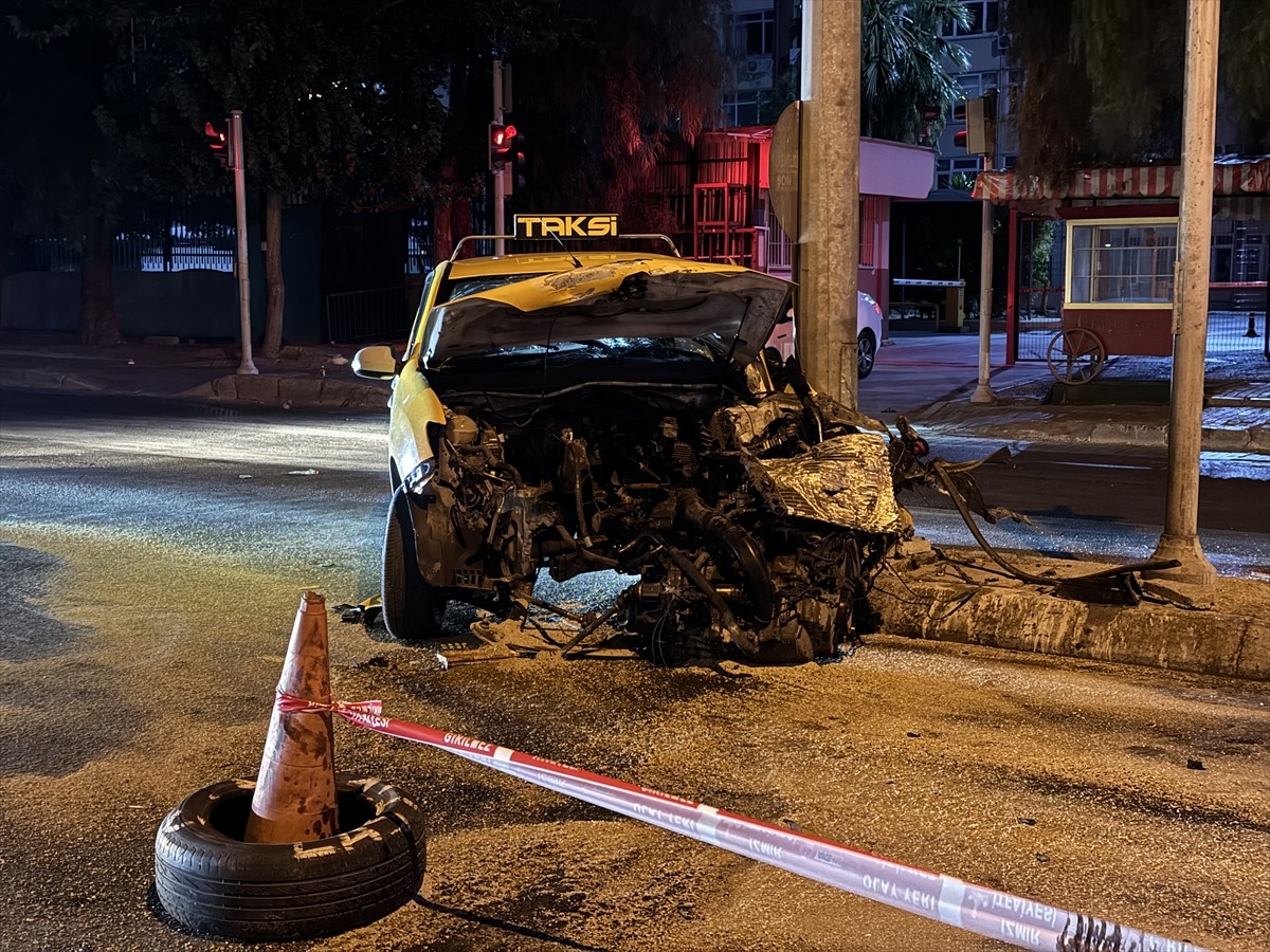 İzmir'in Konak ilçesinde ticari taksiyle çarpışan otomobilin sürücüsü ağır yaralandı.