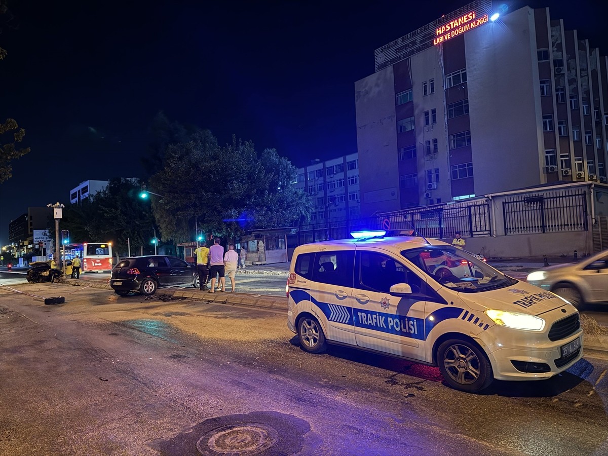 İzmir'in Konak ilçesinde ticari taksiyle çarpışan otomobilin sürücüsü ağır yaralandı.