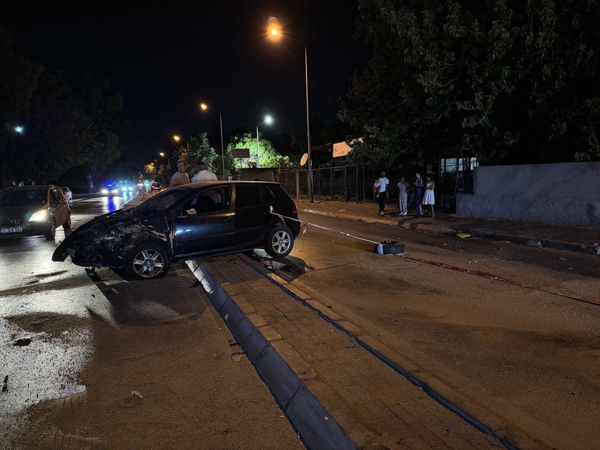 İzmir'in Konak ilçesinde ticari taksiyle çarpışan otomobilin sürücüsü ağır yaralandı.