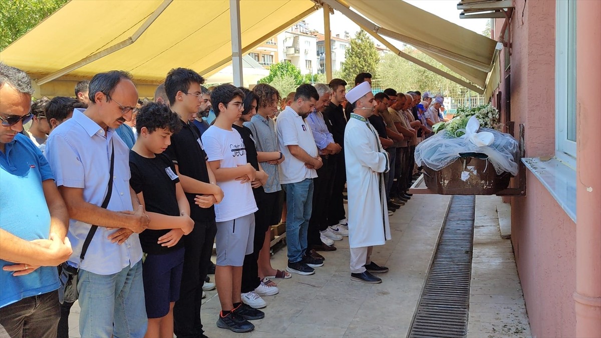 İzmir'in Ödemiş ilçesinde otomobilin park halindeki kamyona çarpması sonucu yaralanan 18 yaşındaki...