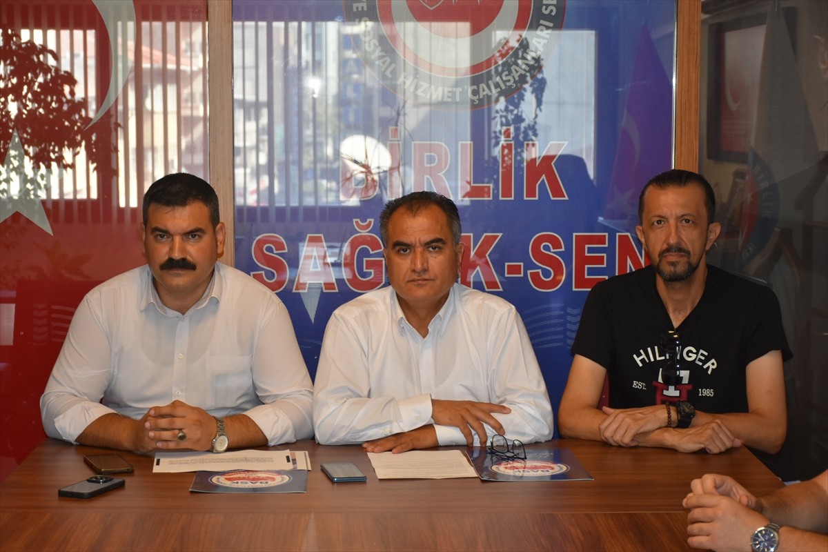 İzmir Büyükşehir Belediyesi'nde görevden uzaklaştırılan memurlardan Birlik Yerel-Sen Genel Başkanı...