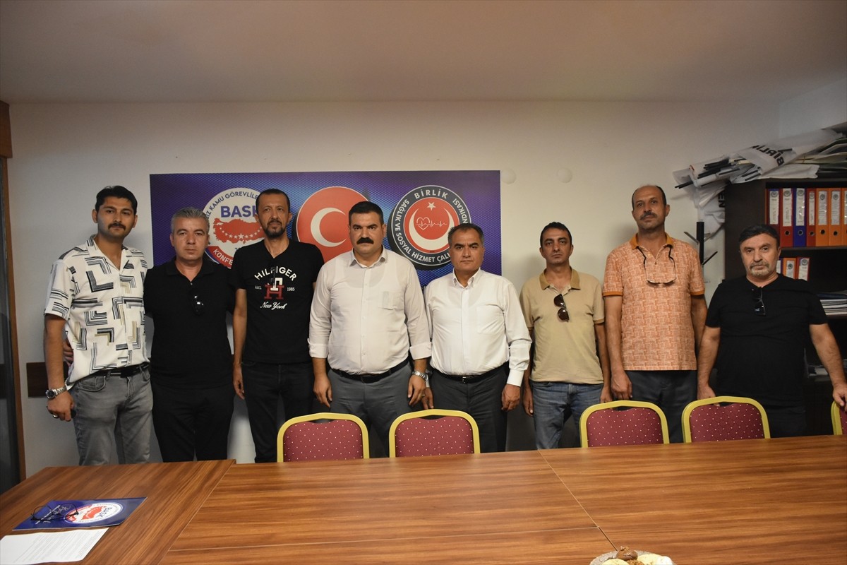 İzmir Büyükşehir Belediyesi'nde görevden uzaklaştırılan memurlardan Birlik Yerel-Sen Genel Başkanı...