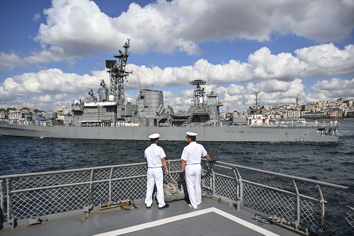 Japonya Deniz Öz Savunma Kuvvetleri'ne ait "Kashima" ve "Shimakaze" eğitim gemileri...