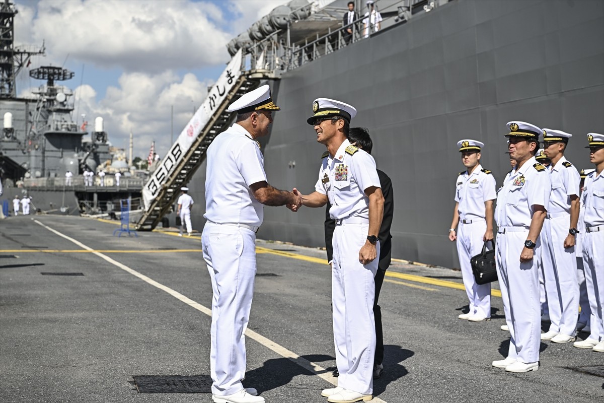 Japonya Deniz Öz Savunma Kuvvetleri'ne ait "Kashima" ve "Shimakaze" eğitim gemileri...