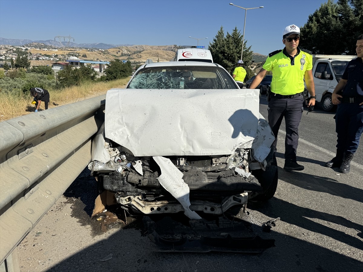 Kahramanmaraş'ın Onikişubat ilçesinde otomobilin çarptığı 1 kişi öldü, 2 kişi...