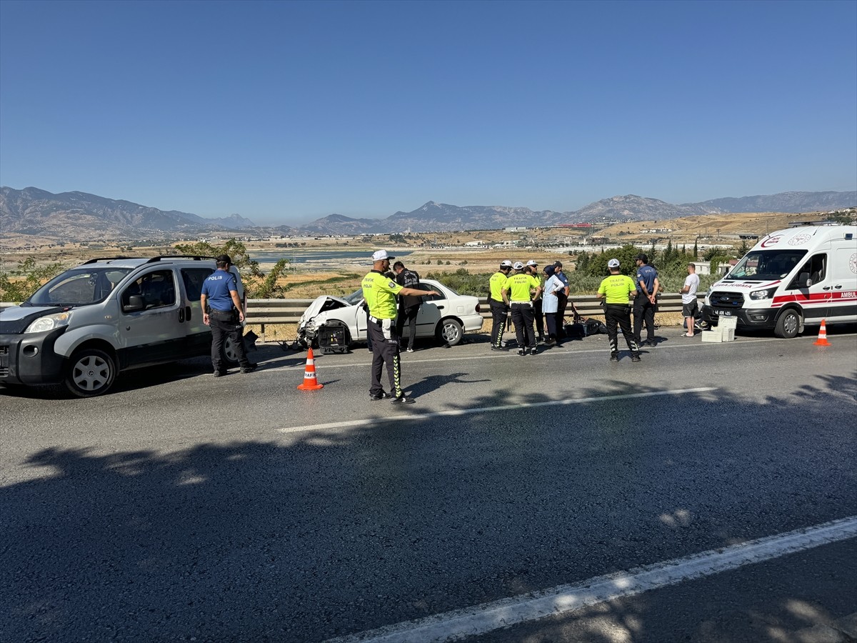 Kahramanmaraş'ın Onikişubat ilçesinde otomobilin çarptığı 1 kişi öldü, 2 kişi...