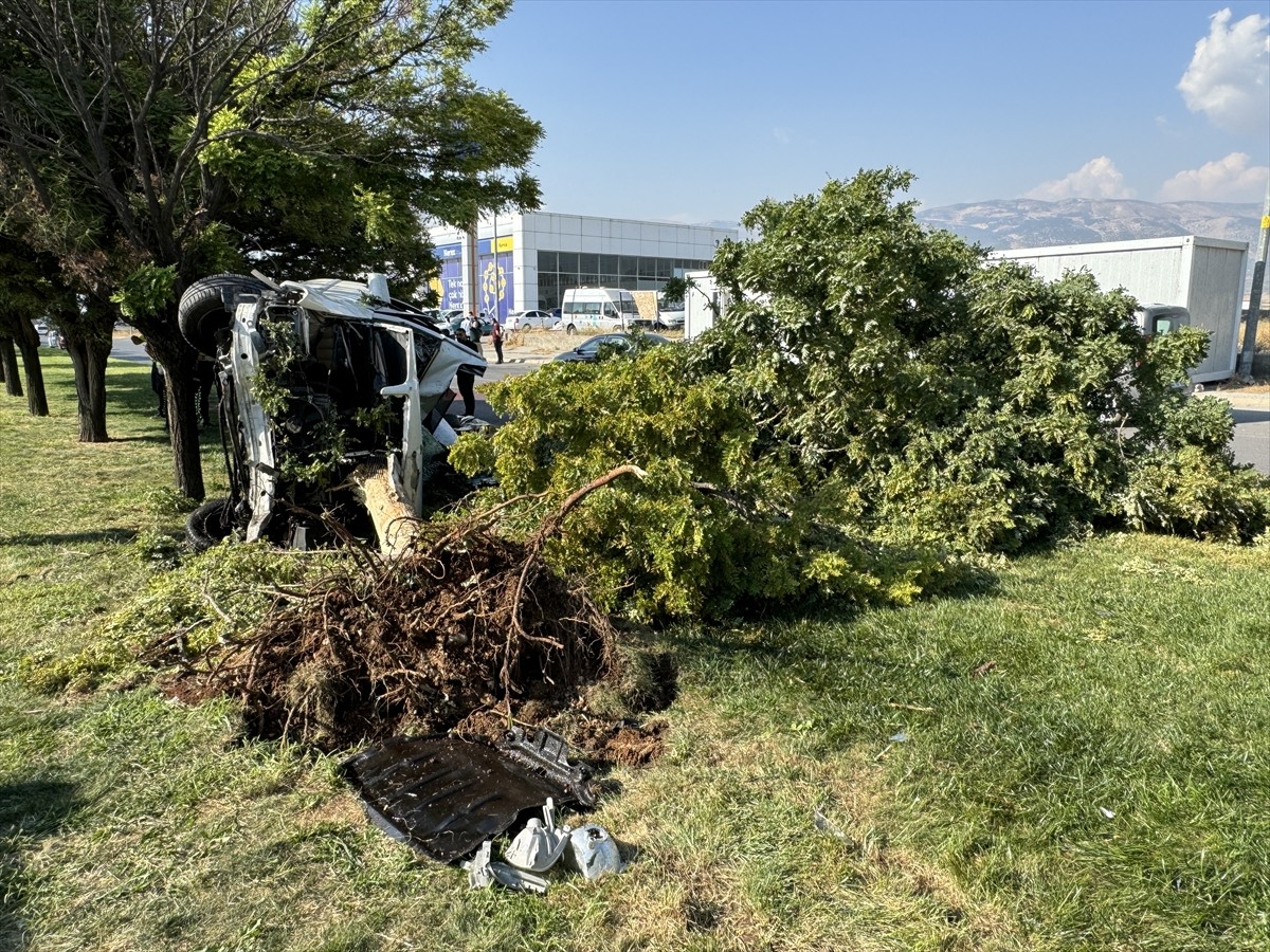Kahramanmaraş'ta refüjdeki ağaca çarpan otomobildeki 1 kişi öldü, 2 kişi yaralandı. Bölgeye polis...