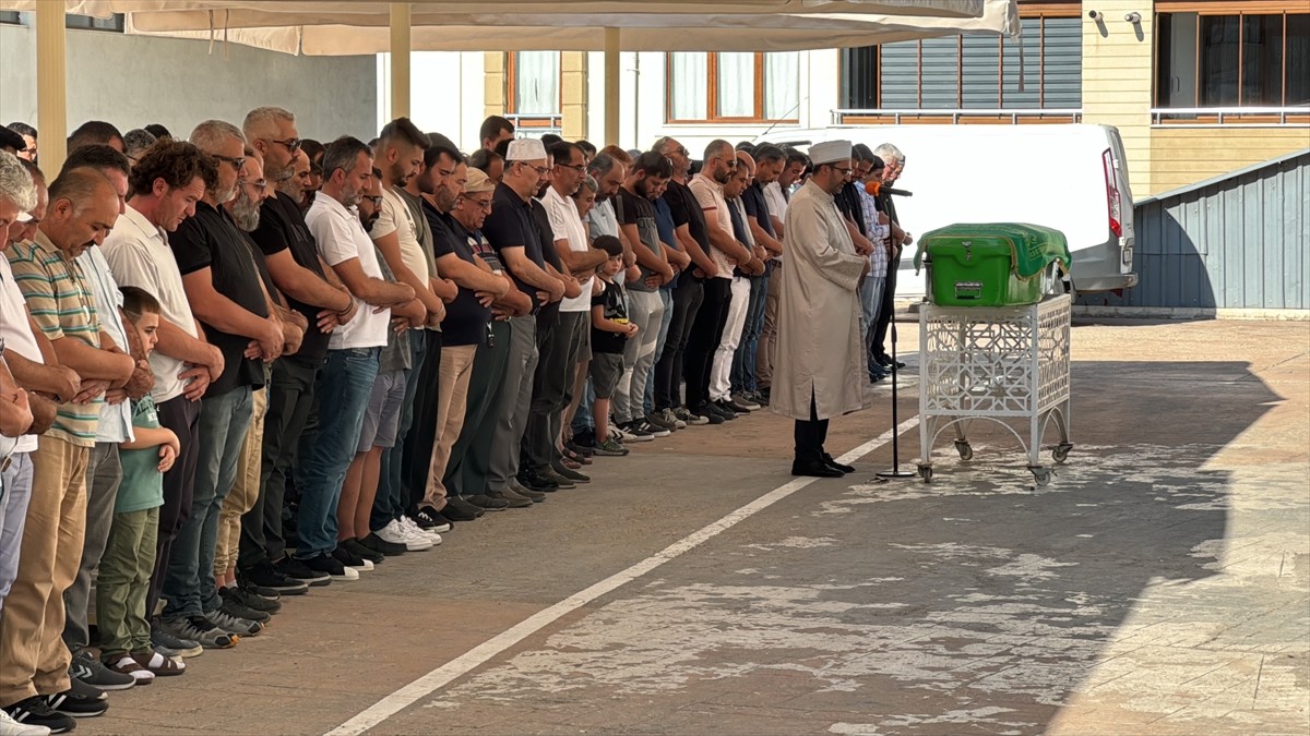 Karabük'te devrilen motosikletinden yola savrulduktan sonra araçların çarpması nedeniyle hayatını...