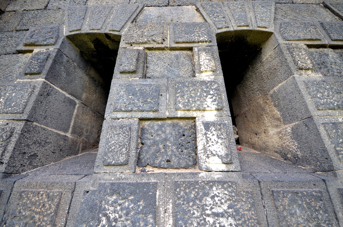 Kars'ta 1854 yılında Rus saldırılarına karşı at nalı şeklinde çevrilmiş toprak mevzileriyle hilal...