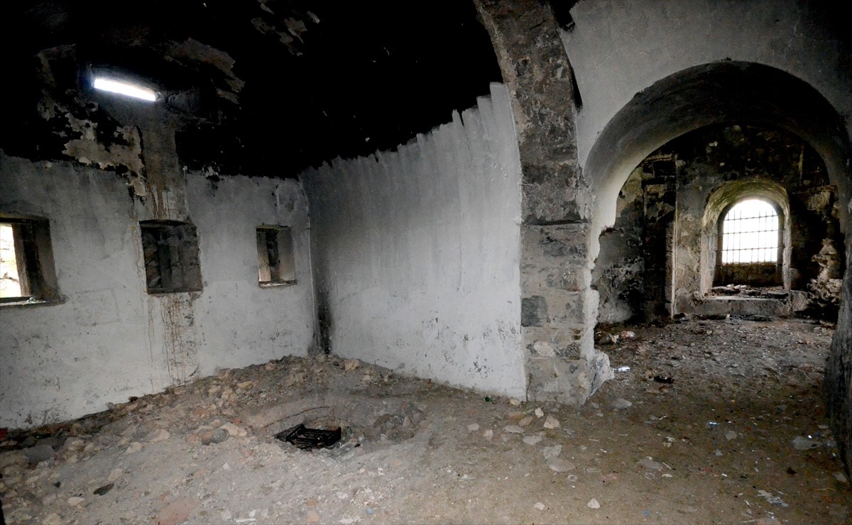 Kars'ta 1854 yılında Rus saldırılarına karşı at nalı şeklinde çevrilmiş toprak mevzileriyle hilal...