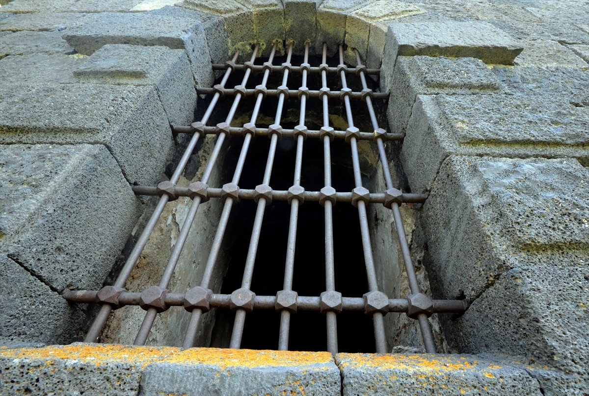 Kars'ta 1854 yılında Rus saldırılarına karşı at nalı şeklinde çevrilmiş toprak mevzileriyle hilal...