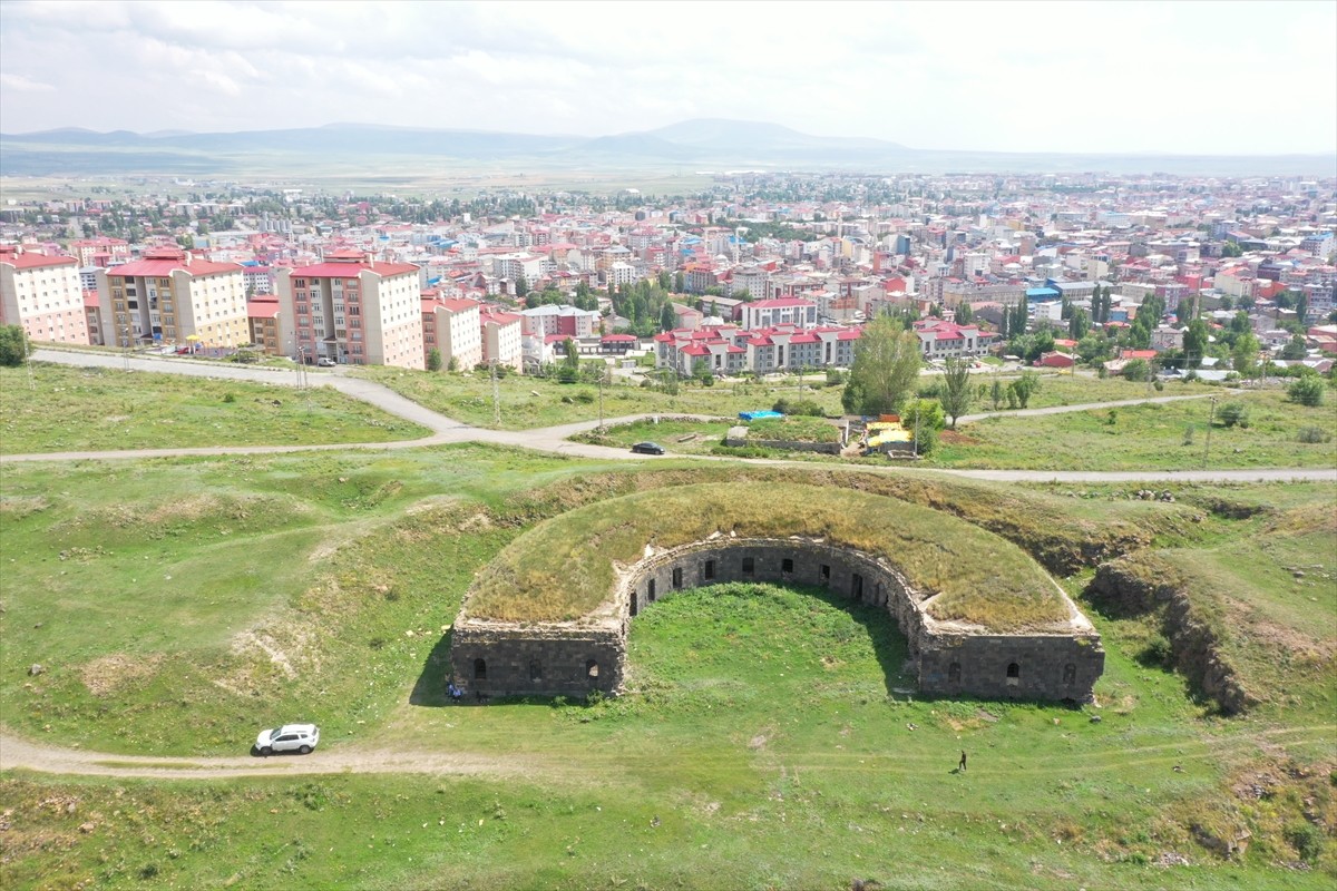 Kars'ta 1854 yılında Rus saldırılarına karşı at nalı şeklinde çevrilmiş toprak mevzileriyle hilal...