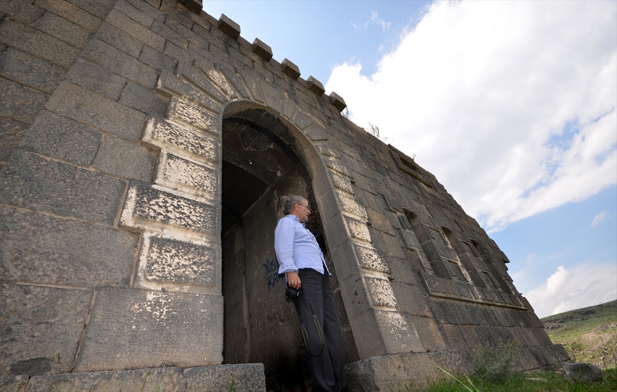 Kars'ta 1854 yılında Rus saldırılarına karşı at nalı şeklinde çevrilmiş toprak mevzileriyle hilal...