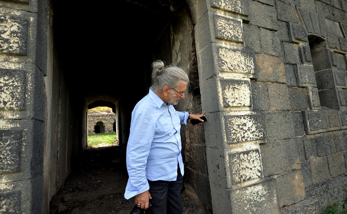 Kars'ta 1854 yılında Rus saldırılarına karşı at nalı şeklinde çevrilmiş toprak mevzileriyle hilal...