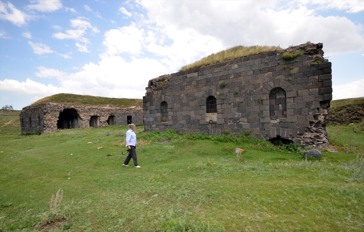 Kars'ta 1854 yılında Rus saldırılarına karşı at nalı şeklinde çevrilmiş toprak mevzileriyle hilal...