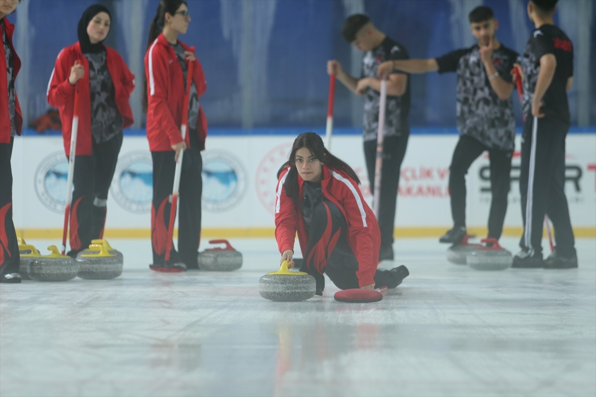 Kars'ta Gençlik ve Spor İl Müdürlüğünce ücretsiz verilen kurslarla curlinge başlayan kızlar, iki...