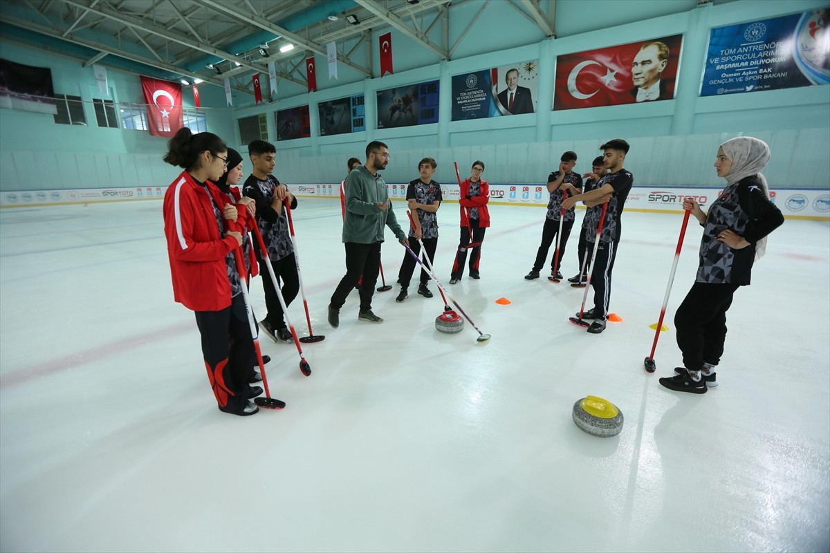Kars'ta Gençlik ve Spor İl Müdürlüğünce ücretsiz verilen kurslarla curlinge başlayan kızlar, iki...