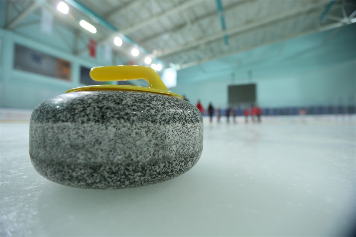 Kars'ta Gençlik ve Spor İl Müdürlüğünce ücretsiz verilen kurslarla curlinge başlayan kızlar, iki...