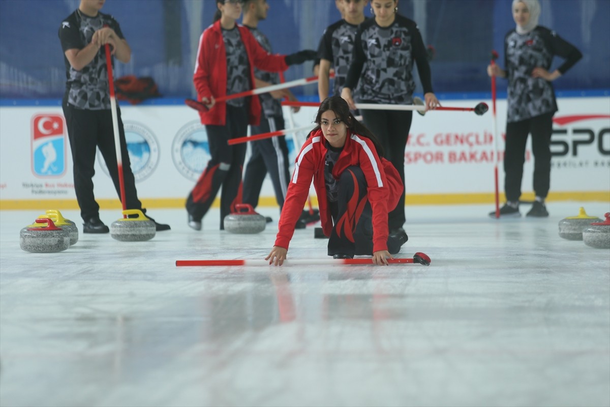 Kars'ta Gençlik ve Spor İl Müdürlüğünce ücretsiz verilen kurslarla curlinge başlayan kızlar, iki...