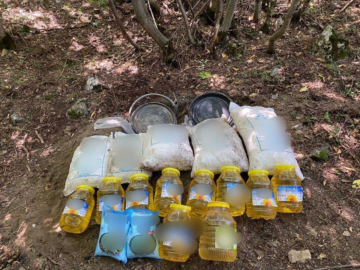 Kars'ta terör örgütü PKK/KCK'ya yönelik operasyonda toprağa gömülü yaşam malzemesi ele...