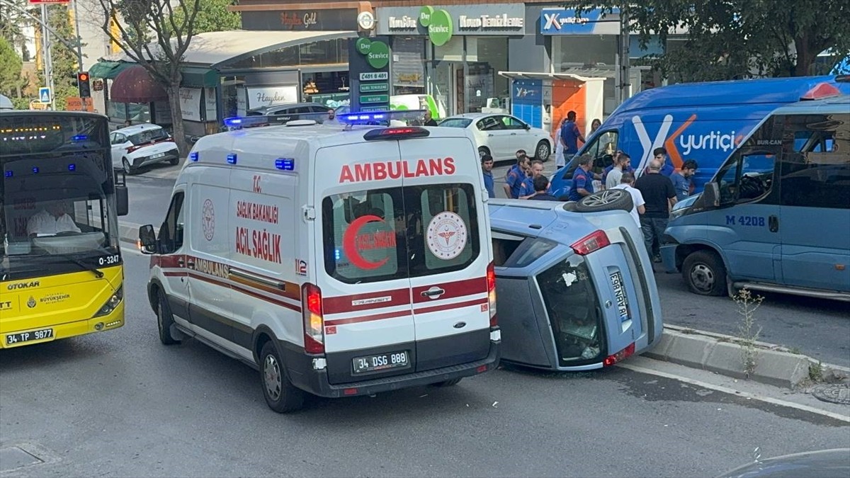 Kartal'da iki minibüs ve bir otomobilin karıştığı kazada, 1 kişi hafif yaralandı.