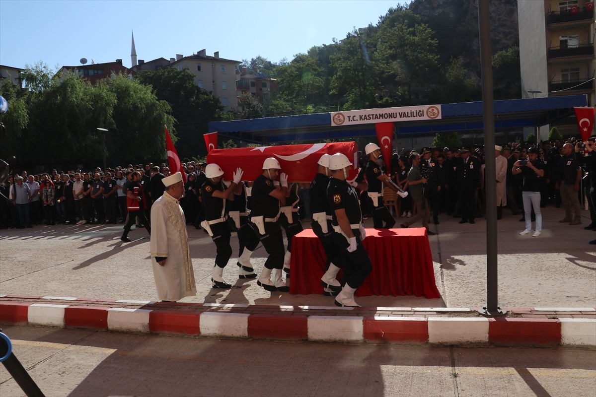 Kastamonu'da bir saldırganın ateş açarak şehit ettiği polis memuru Ahmet Şahan için İl Emniyet...