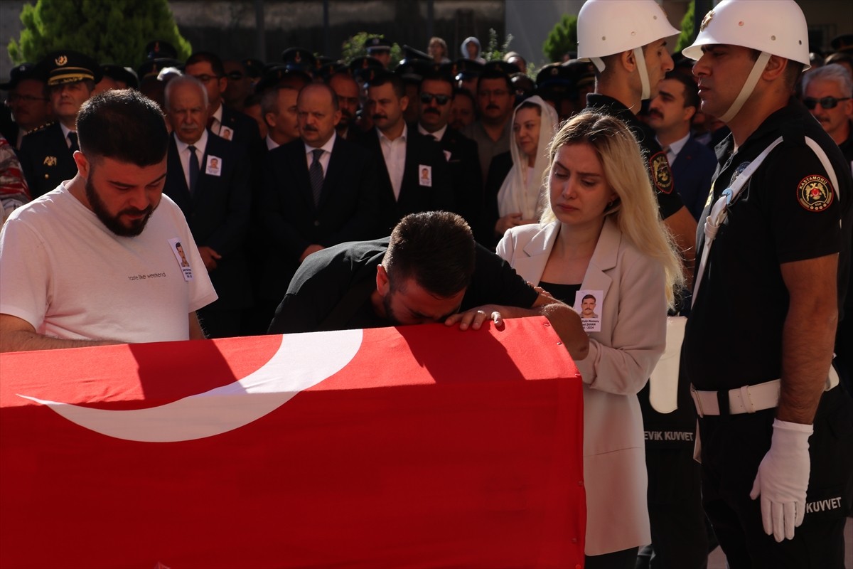 Kastamonu'da bir saldırganın ateş açarak şehit ettiği polis memuru Ahmet Şahan için İl Emniyet...