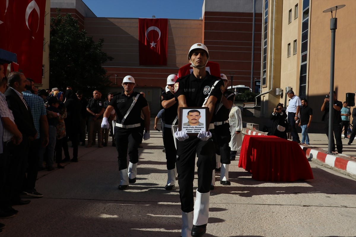 Kastamonu'da bir saldırganın ateş açarak şehit ettiği polis memuru Ahmet Şahan için İl Emniyet...