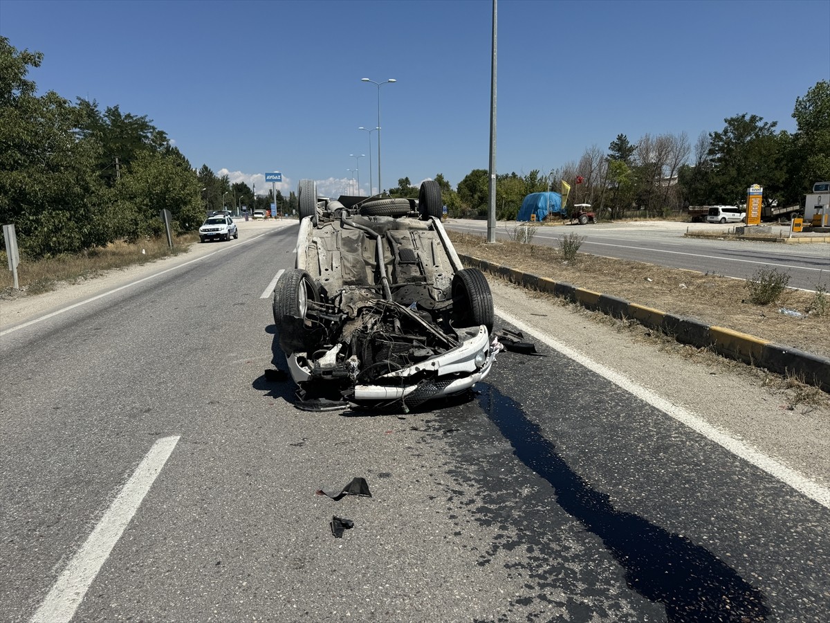 Kastamonu'da devrilen otomobildeki 1'i çocuk 4 kişi yaralandı.