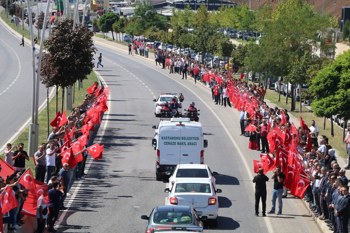 Kastamonu'da şehit olan polis memuru Ahmet Şahan, Çankırı'dan geçtiği sırada yol kenarına çıkan...